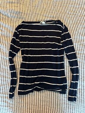 H&M Women’s Navy and White Striped Long-Sleeve Top
